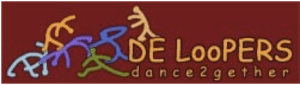 Logo von DE LooPERS-dance2gether. Roter Hintergrund mit gelbem Schriftzug auf der rechten Seite. Links davon tanzende Strichmännchen in verschiedenen Farben.